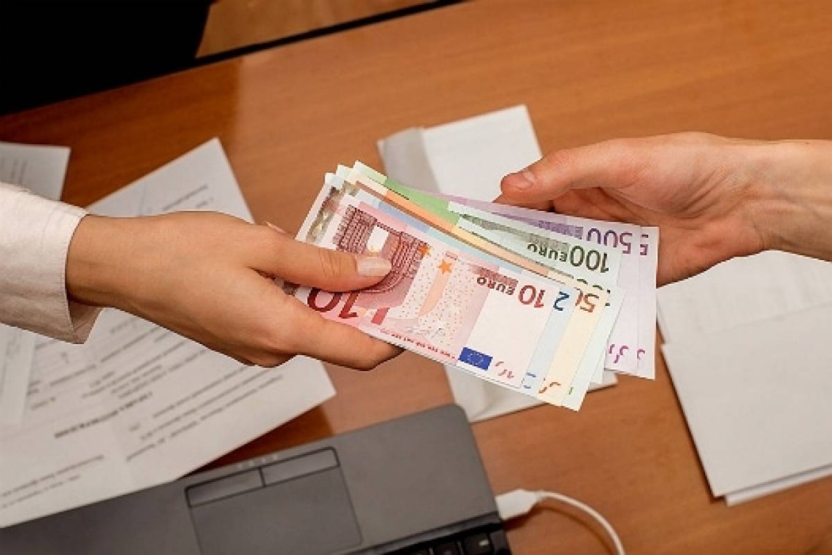 Φρένο στη χρήση μετρητών στη μάχη κατά της φοροδιαφυγής