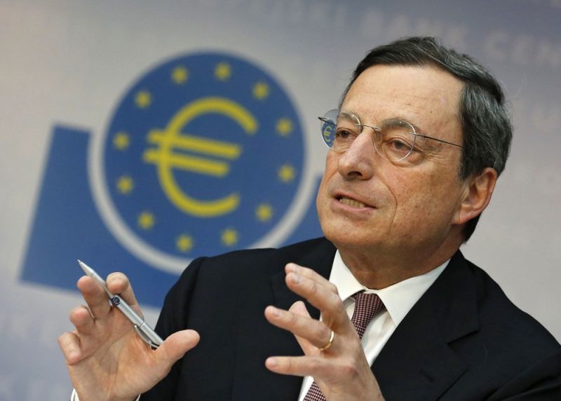 Mario Draghi – Από τα χείλη του κρέμονται αγορές και κυβερνήσεις. Η Αθήνα αναμένει νεότερα για τα τραπεζικά τεστ αντοχής και τα ABS με ελπίδα να προχωρήσει και σε πολιτική ανακεφαλαιοποίηση