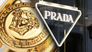Prada: Προς mega deal με εξαγορά της Versace έναντι €1,5δισ.