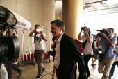 Σε εξέλιξη συνάντηση Σταθάκη-Τσακαλώτου με θεσμούς για τα «κόκκινα δάνεια»