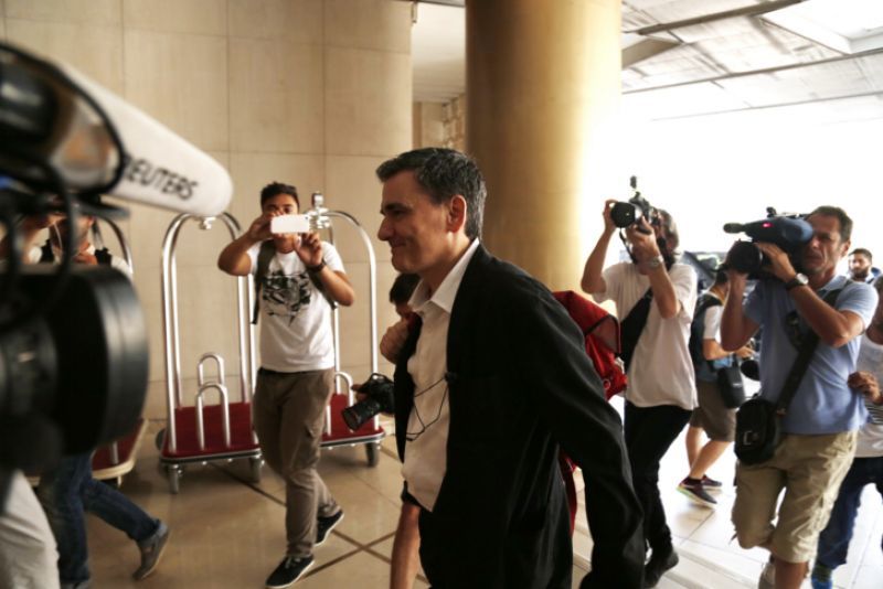 Σε εξέλιξη συνάντηση Σταθάκη-Τσακαλώτου με θεσμούς για τα «κόκκινα δάνεια»
