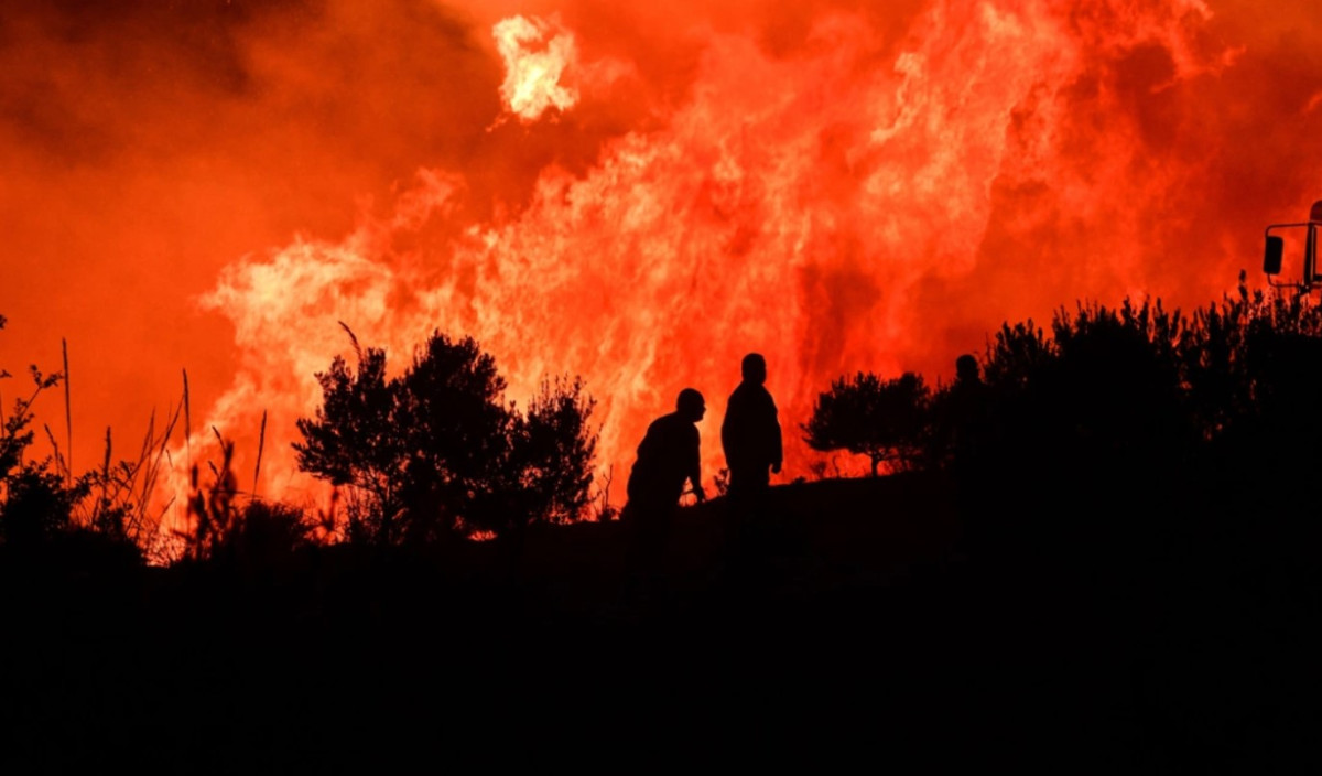 Νύχτα αγωνίας σε Λουτράκι-Ανατολική Αττική-Δερβενοχώρια-Η εικόνα από τα πύρινα μέτωπα