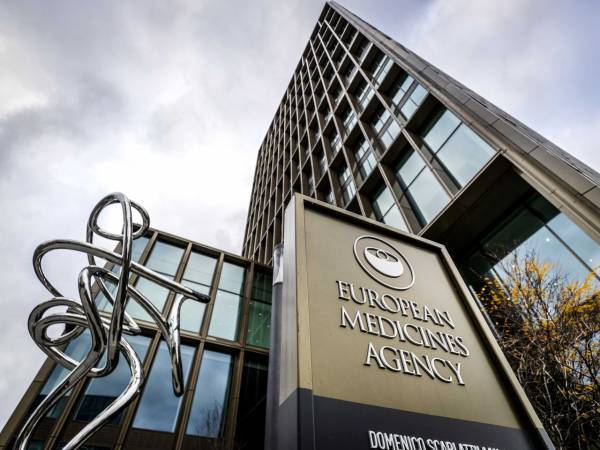ΕΜΑ: Αίτημα Pfizer για τρίτη δόση στους άνω των 16