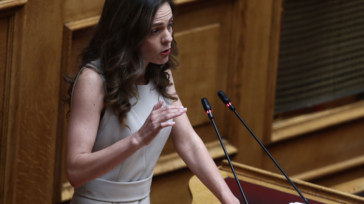 Αχτσιόγλου για Γεωργιάδη: Αδιανόητη η νομιμοποίηση της 16ωρης εργασίας