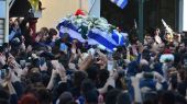 «Αντίο Παντελή»: Χιλιάδες κόσμου στο τελευταίο ταξίδι του αδικοχαμένου τραγουδιστή