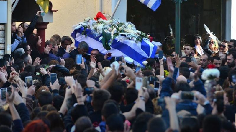 «Αντίο Παντελή»: Χιλιάδες κόσμου στο τελευταίο ταξίδι του αδικοχαμένου τραγουδιστή