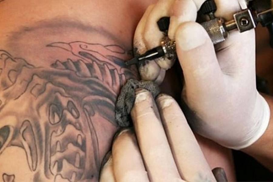 Επικίνδυνα τα μελάνια και η έλλειψη καθαρισμού των εργαλείων τατουάζ επισημαίνουν οι ειδικοί