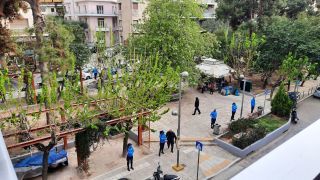Η αστυνομία... εδέησε να ασχοληθεί με την πλατεία Βαρνάβα