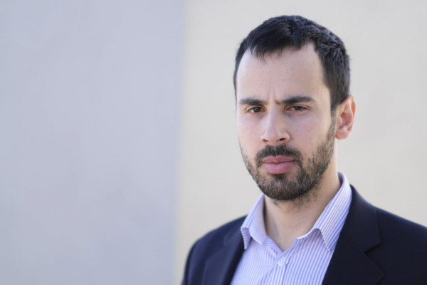 Ρωμανός: Αδύνατον να απαντήσει κανείς σοβαρά στην ανάρτηση του Κασσελάκη