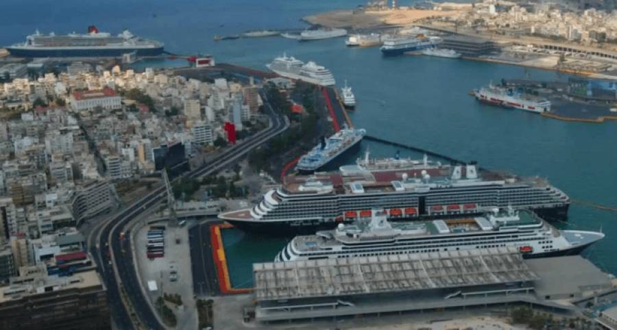 Στο «κόκκινο» το λιμάνι του Πειραιά