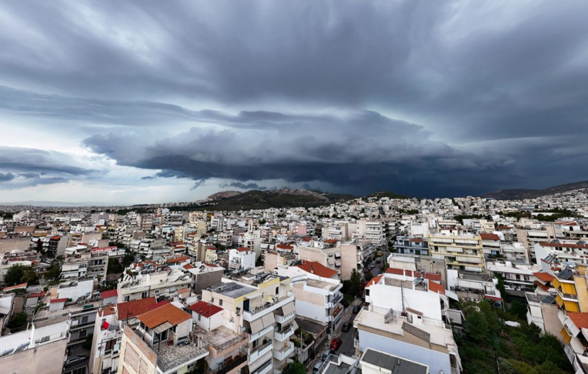 Άνοιξαν οι ουρανοί στην Αττική – Σε επιφυλακή η Πολιτική Προστασία