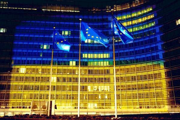 Η Κομισιόν φωτίστηκε με τα χρώματα της σημαίας της Ουκρανίας