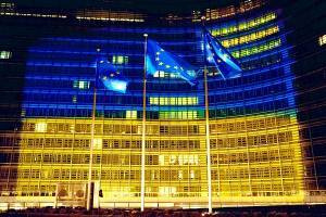 Η Κομισιόν φωτίστηκε με τα χρώματα της σημαίας της Ουκρανίας