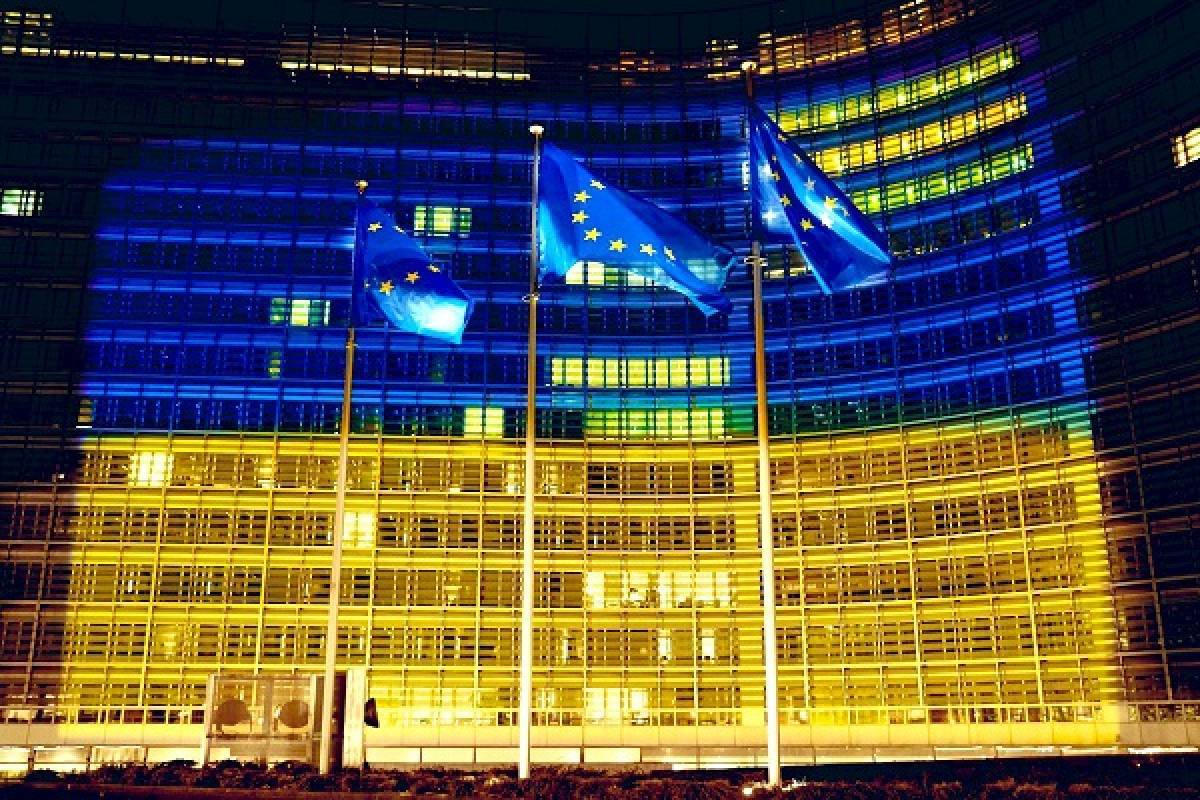 Η Κομισιόν φωτίστηκε με τα χρώματα της σημαίας της Ουκρανίας
