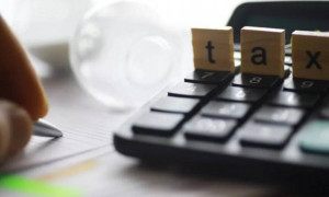 ΟΟΣΑ: Πτώση της φορολογικής επιβάρυνσης στην μισθωτή εργασία στην Ελλάδα το 2025
