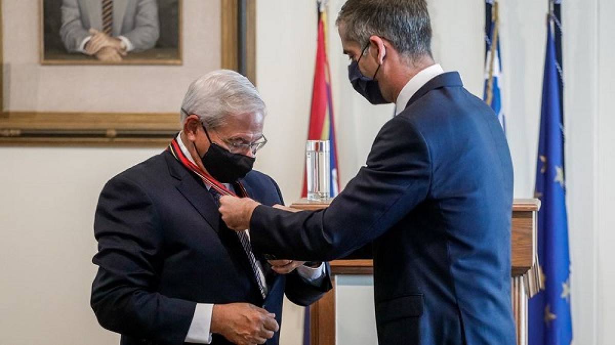 Με το Μετάλλιο της Πόλεως των Αθηνών τιμήθηκε ο Μενέντεζ