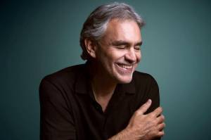Ο Andrea Bocelli σε μια συναυλία στο άδειο Ντουόμο του Μιλάνου
