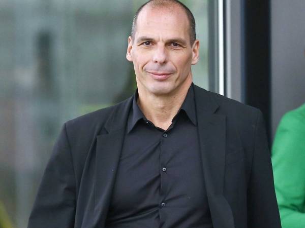 Βαρουφάκης: Αν και απομονωμένοι, γιορτάζουμε ενωμένοι την ελπίδα