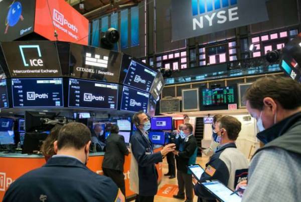 Τα «σύννεφα» του πληθωρισμού σκέπασαν τη Wall Street