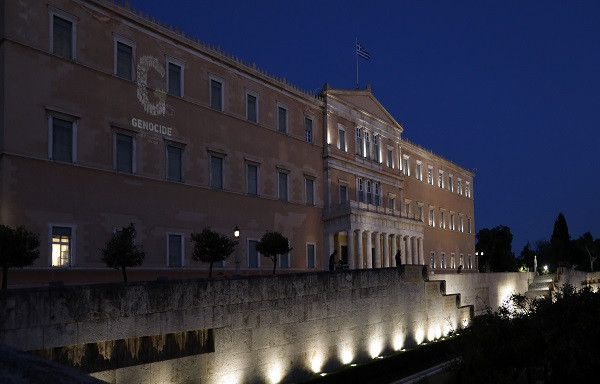 Βουλή: Φωταγωγήθηκε για την Ημέρα Μνήμης της Γενοκτονίας των Ποντίων