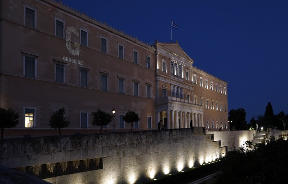 Βουλή: Φωταγωγήθηκε για την Ημέρα Μνήμης της Γενοκτονίας των Ποντίων