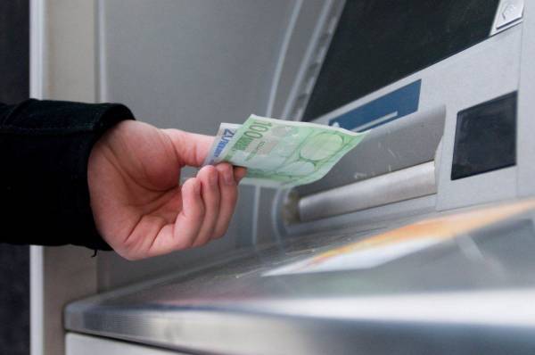 Νωρίτερα οι συντάξεις Μαΐου– Οι ημερομηνίες ανά Ταμείο