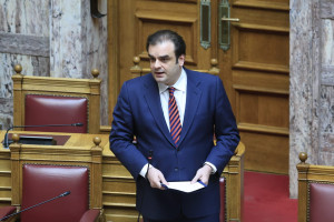 Πιερρακάκης: Αύξηση στο ακατάσχετο όριο των τραπεζικών λογαριασμών στα €1.600