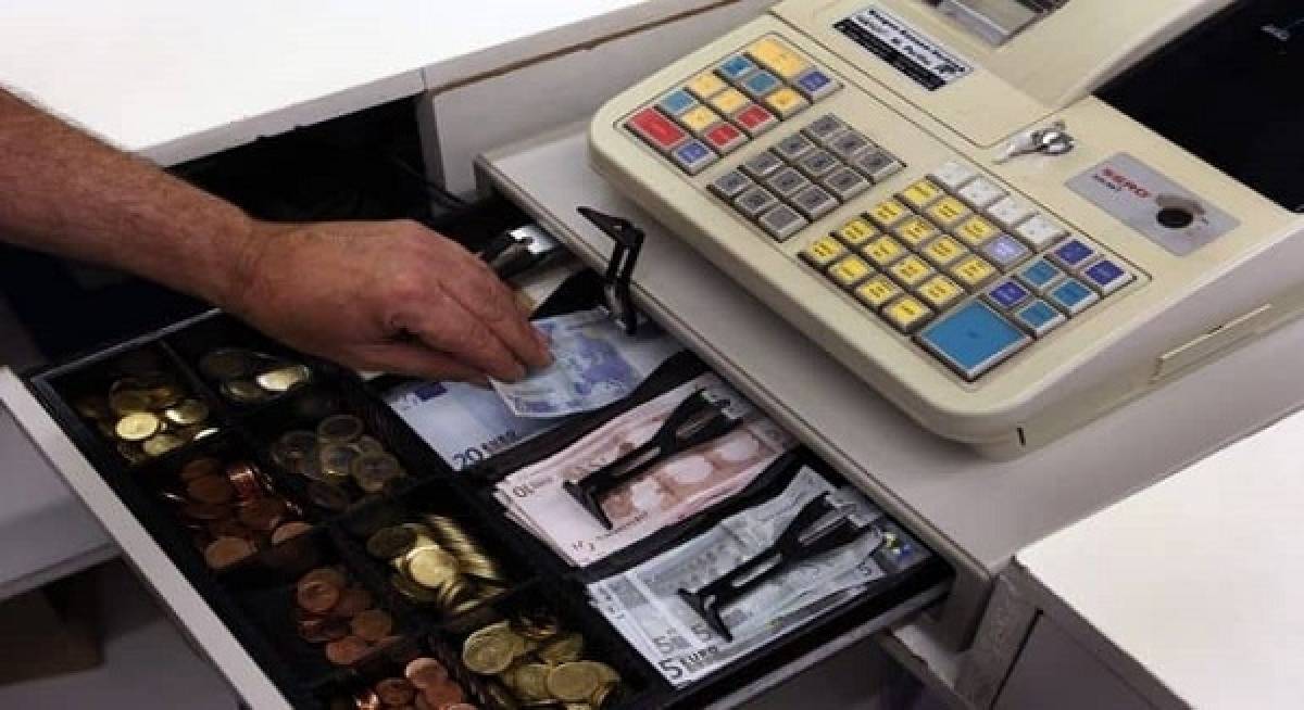 Βαριές καμπάνες για «πειραγμένες» ταμειακές–επιθέσεις σε εφοριακούς