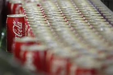 Η υποβάθμιση από S&P και Μοοdy's και οι λήξεις ομολόγων ανάγκασαν την Coca Cola να φύγει...
