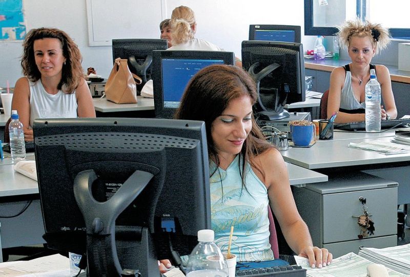 Ανατροπές στους μισθούς 600.000 δημοσίων υπαλλήλων