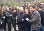 Τελευταίο αντίο από εκατοντάδες πολίτες στο Β. Γιακουμάκη