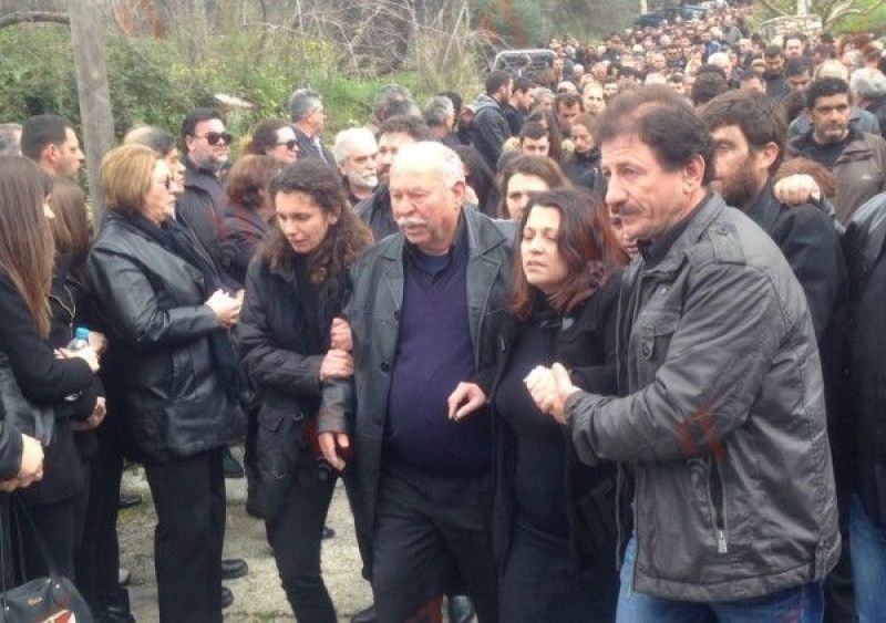 Τελευταίο αντίο από εκατοντάδες πολίτες στο Β. Γιακουμάκη