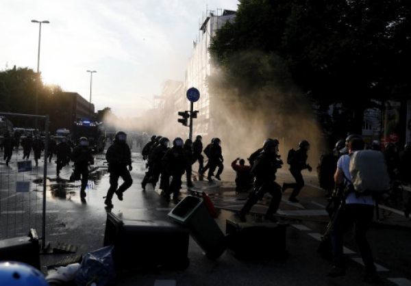 Αμβούργο: Αστυνομικός άνοιξε πυρά έπειτα από επίθεση διαδηλωτών