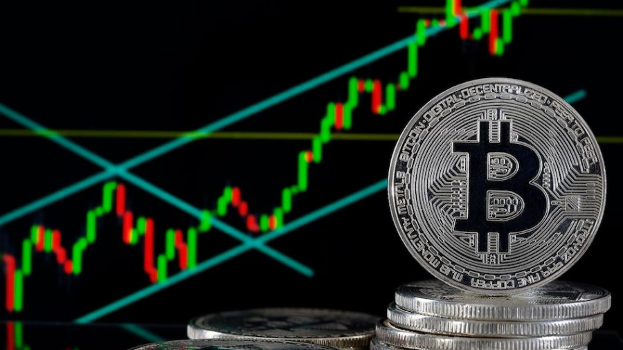 «Τεστάρει» τα $30.000 με ώθηση από τα μάκρο το Bitcoin