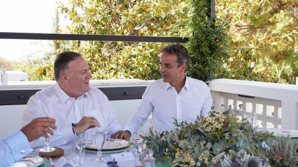 Δεν έλειπαν τα ντολμαδάκια από το γεύμα Μητσοτάκη-Πομπέο
