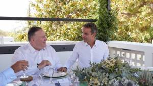 Δεν έλειπαν τα ντολμαδάκια από το γεύμα Μητσοτάκη-Πομπέο