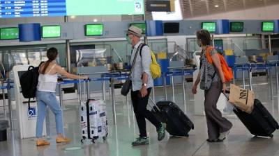 Αισιοδοξία μετά τις πρώτες αφίξεις στο αεροδρόμιο των Αθηνών