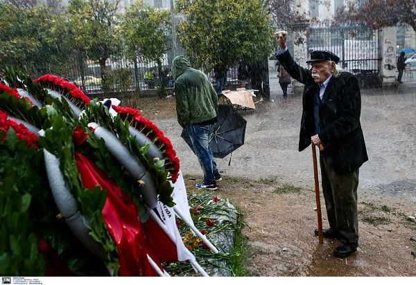 Το συγκινητικό στιγμιότυπο με τον Μανώλη Γλέζο στο Πολυτεχνείο