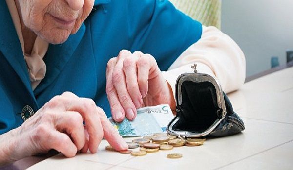 Θεσμοί: Ζητούν μείωση των συντάξεων μέσω του αφορολόγητου