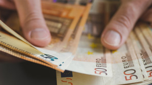 Στο επίπεδο των €820 από τον Απρίλιο ο κατώτατος μισθός