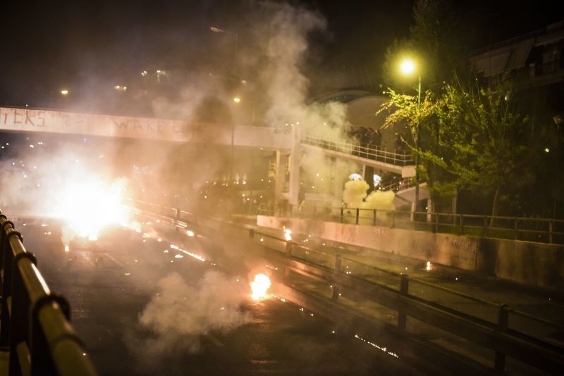 Ανάσταση με μολότοφ στο Νέο Κόσμο