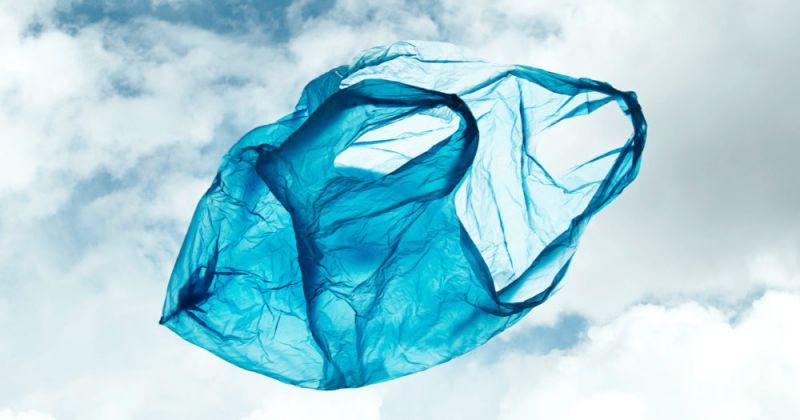 «Χαράτσι» με ΚΥΑ στην πλαστική σακούλα των σούπερ μάρκετ