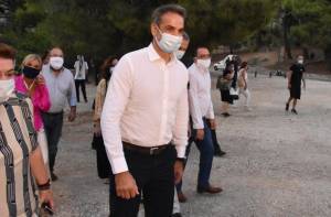 Η κυβερνητική απάντηση για τις μετακινήσεις του πρωθυπουργού με ελικόπτερο