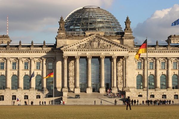 FT: Το Βερολίνο κατά ενός συλλογικού συστήματος εγγύησης των καταθέσεων