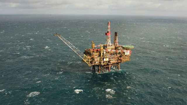 Υποχωρούν οι τιμές του αργού- Βλέμματα σε Όμικρον και ζήτηση