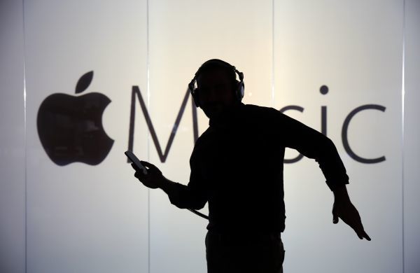 Μειώνεται η ψαλίδα του ανταγωνισμού μεταξύ Apple Music και Spotify