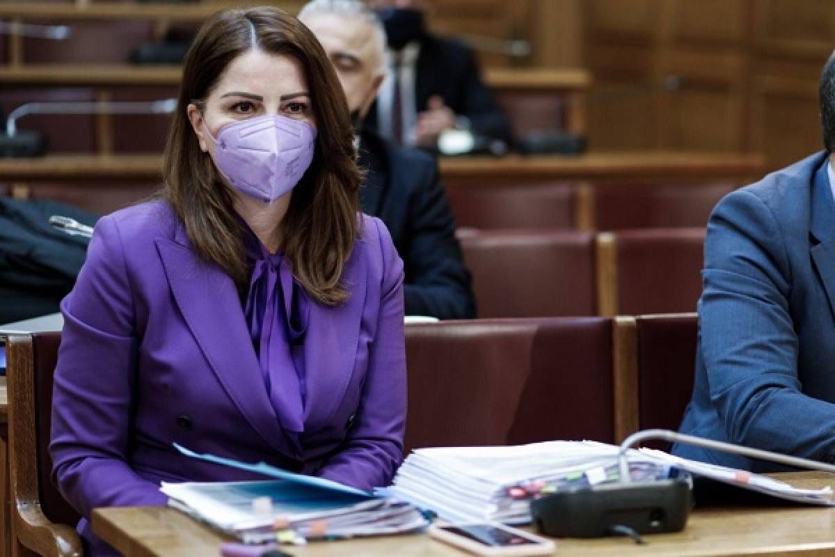 Διορθώνει η Παπακώστα για τα πρόστιμα-Δεν αναφέρθηκα στους εγκλωβισμένους οδηγούς