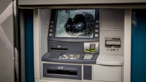 Άγνωστοι «χτύπησαν» ΑΤΜ σε Βύρωνα και Άγιο Στέφανο