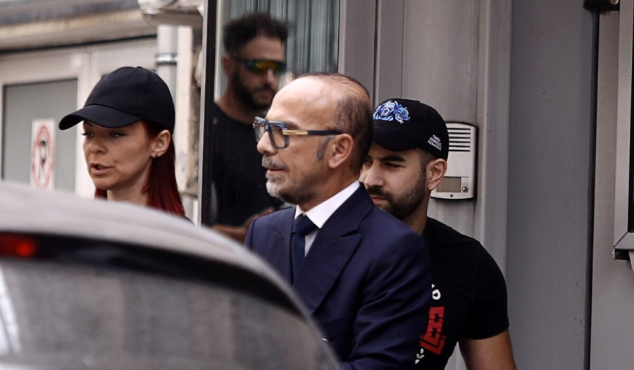 Υπόθεση Μαζωνάκη: Στον ανακριτή η γραμματέας του ιατρείου – Αποφυλάκιση με «βραχιολάκι» θα ζητήσει ο γιατρός
