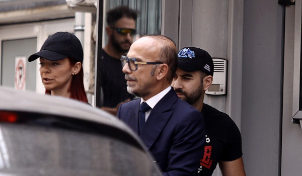 Υπόθεση Μαζωνάκη: Στον ανακριτή η γραμματέας του ιατρείου – Αποφυλάκιση με «βραχιολάκι» θα ζητήσει ο γιατρός